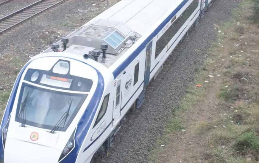 पंजाब में वंदे भारत ट्रेन रोकी गई, ट्रैक पर बैठे लोग; बढ़ा तनाव