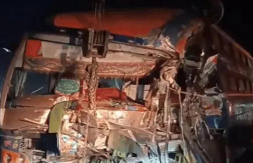 जयपुर-बीकानेर हाइवे पर श्रद्धालुओं की बस और ट्रक की टक्कर, 4 की मौत, 28 घायल