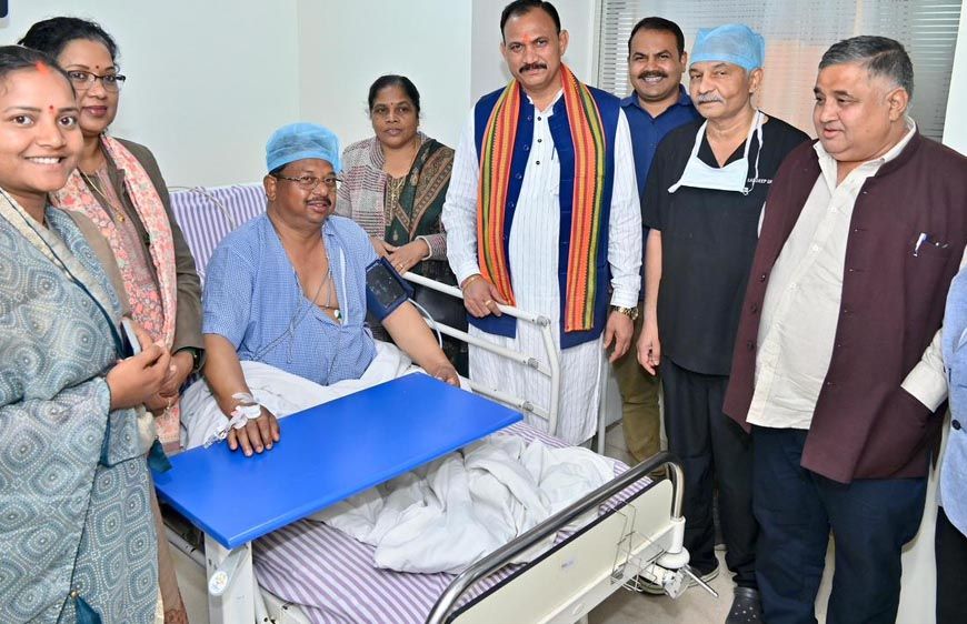 रायपुर : मंत्री अग्रवाल ने लुंड्रा विधायक  प्रबोध मिंज से भेंट कर उनका कुशलक्षेम जाना एवं उनके शीघ्र स्वस्थ होने की कामना की