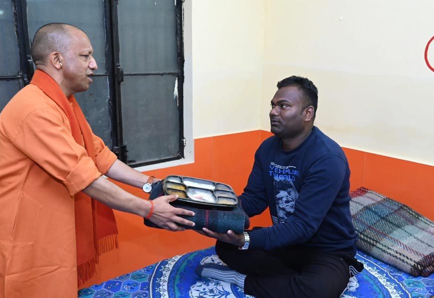 हर जरूरतमंद को शीतलहर से बचाने को सरकार प्रतिबद्ध : मुख्यमंत्री योगी आदित्यनाथ