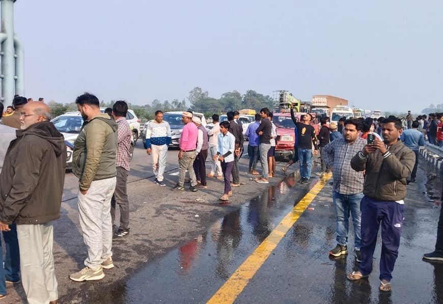 पूर्वांचल एक्सप्रेस-वे पर भीषण हादसा: पुलिस कांस्टेबल जावेद का पूरा परिवार जिंदा जला, कार के CNG टैंक में लगी थी आग