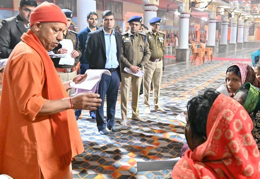 जनता दर्शन : जरूरतमंद के आवास, बीमार के उपचार की करेंगे व्यवस्था : मुख्यमंत्री योगी आदित्यनाथ