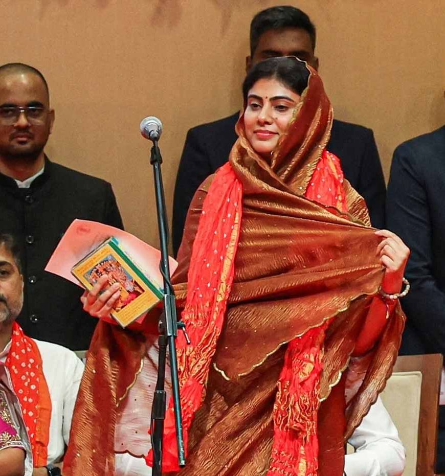 रविंद्र जडेजा की तारीफ करते-करते रिवाबा का बड़ा बयान, टीम इंडिया पर टिप्पणी वायरल