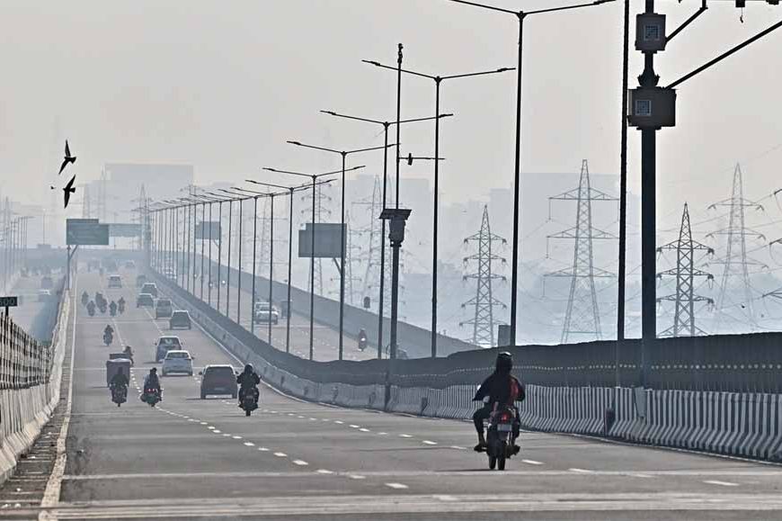 प्रदूषण से बेहाल दिल्ली: सांसद ने सुझाया संसद सत्र बाहर लगाने का विकल्प