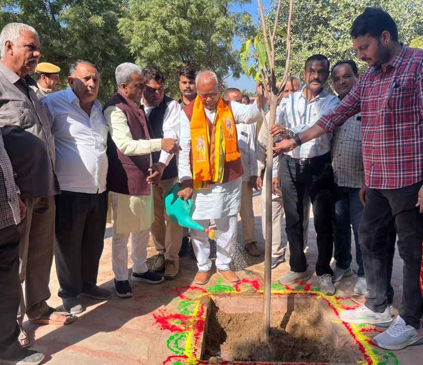 शिक्षा मंत्री ने जोधपुर के हर्बल गार्डन में किया पौधरोपण