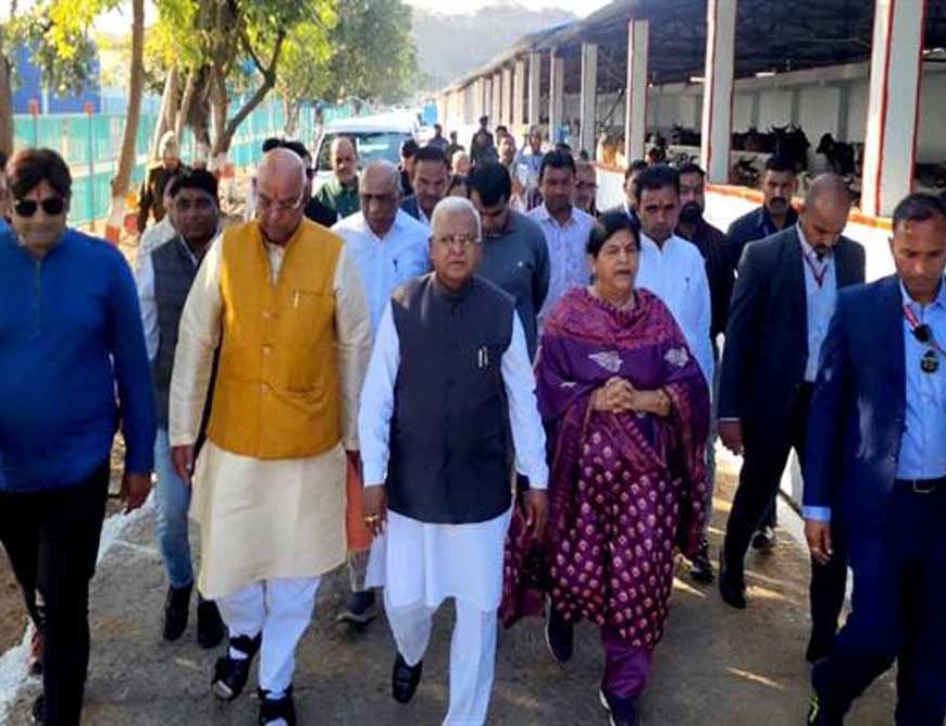 राज्यपाल पटेल ने किया गौवंश का पूजन मुरारीलाल तिवारी गौशाला का किया भ्रमण