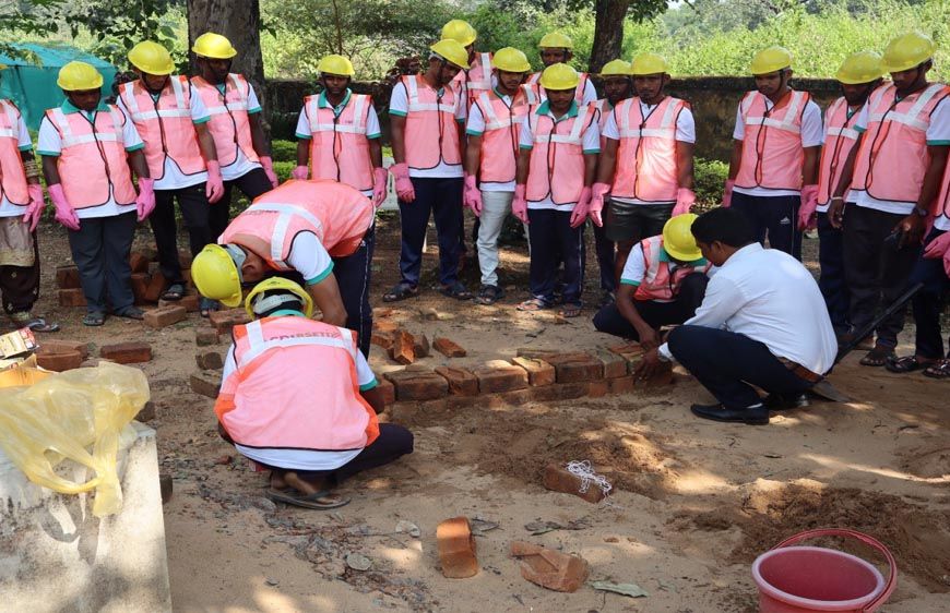 रायपुर : जिन हाथों में कभी बंदूक थीं, वही हाथ अब बनाएँगे गरीबों का आशियाना जिन हाथों में कभी बंदूक थीं
