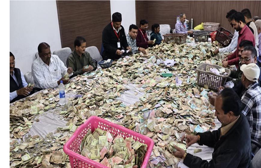 इंदौर के खजराना गणेश मंदिर की दान पेटियाँ खोली गईं, डेढ़ करोड़ रुपये, डॉलर और सोने-चांदी के जेवर मिले