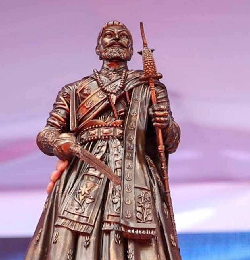 महाराष्ट्र सदन में हंगामा: शिवाजी महाराज के इतिहास को 68 शब्दों में समेटने पर भड़के विधायक