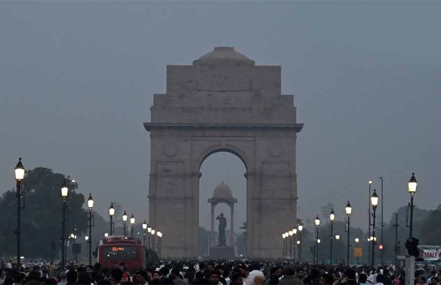 वेस्टर्न डिस्टर्बेंस का असर: दिल्ली-NCR में बदला मौसम, बादलों की आवाजाही के बीच कोहरे का अलर्ट