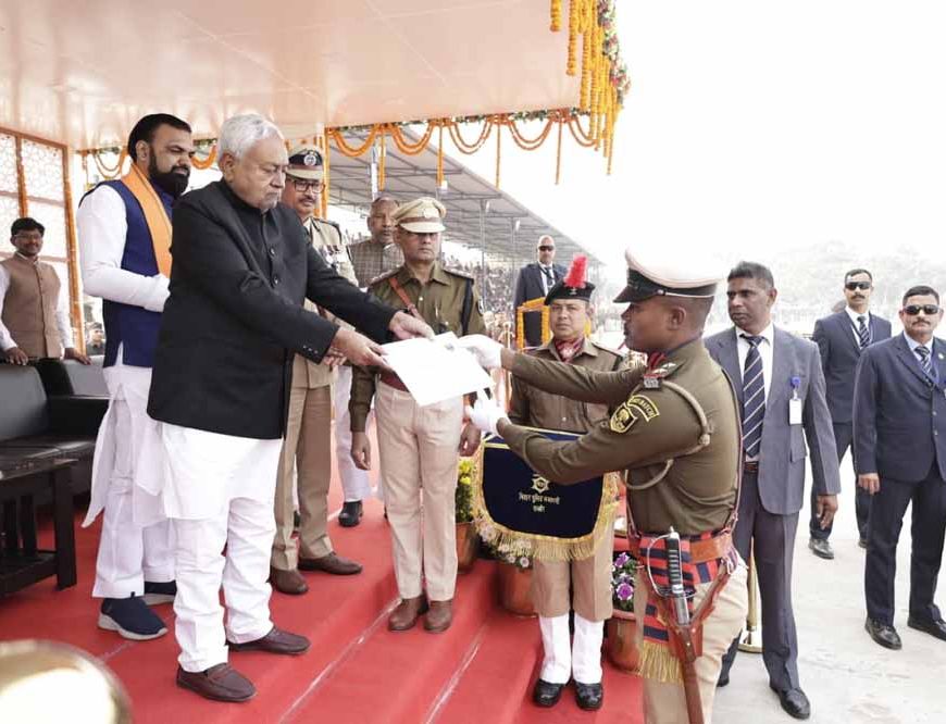 दारोगा दीक्षांत परेड में मुख्यमंत्री नीतीश कुमार का शिरकत, खुली जीप में सवार होकर ली सलामी
