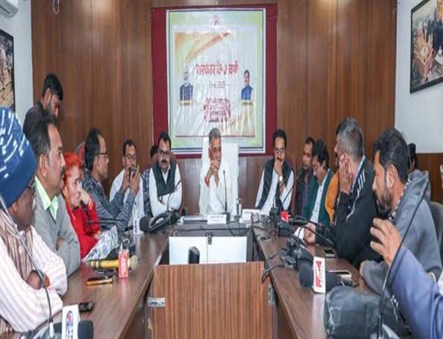 प्रभारी मंत्री  इन्दर सिंह परमार ने प्रेस वार्ता को किया संबोधित