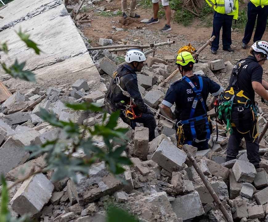 विदेश में बड़ा हादसा: चार मंजिला हिंदू मंदिर जमींदोज, कई लोगों की मौत