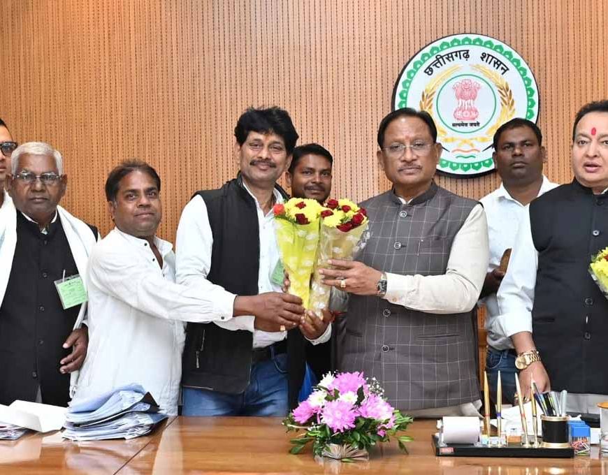 मुख्यमंत्री से सतनाम पंथ के पदाधिकारियों ने की सौजन्य मुलाकात