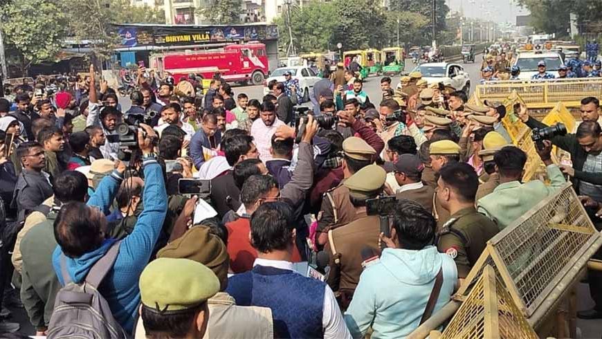 UPPSC के बाहर बवाल: मांगों को लेकर सड़क पर उतरे प्रतियोगी छात्र, पुलिस से हुई झड़प