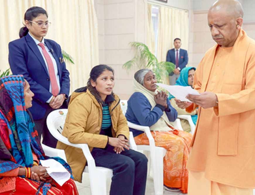 जनता दर्शन में सीएम योगी का भरोसा, बोले— हर फरियादी की समस्या का होगा समयबद्ध समाधान