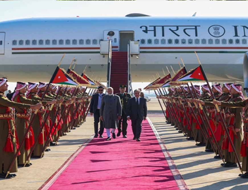 ओमान पहुंचे पीएम मोदी, एयरपोर्ट पर पारंपरिक अंदाज़ में हुआ भव्य स्वागत