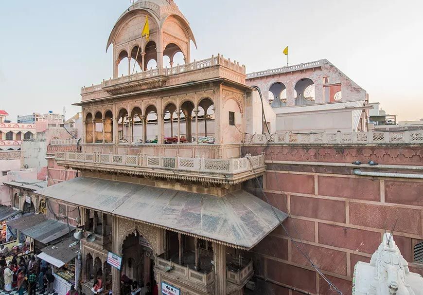 वृंदावन के बांके बिहारी मंदिर में परंपरा टूटी: हलवाई को सैलरी न मिलने पर नहीं हुआ ठाकुर जी का भोग