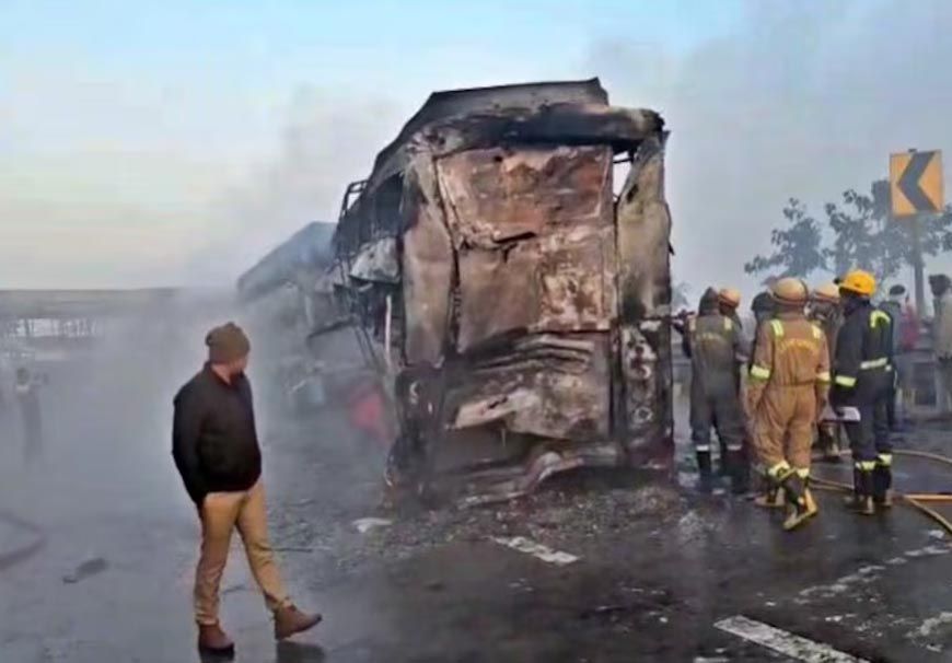 कुहासा बना काल: यमुना एक्सप्रेसवे पर 5 बसों और कारों में आग, मथुरा, उन्नाव और बस्ती में भी हादसे