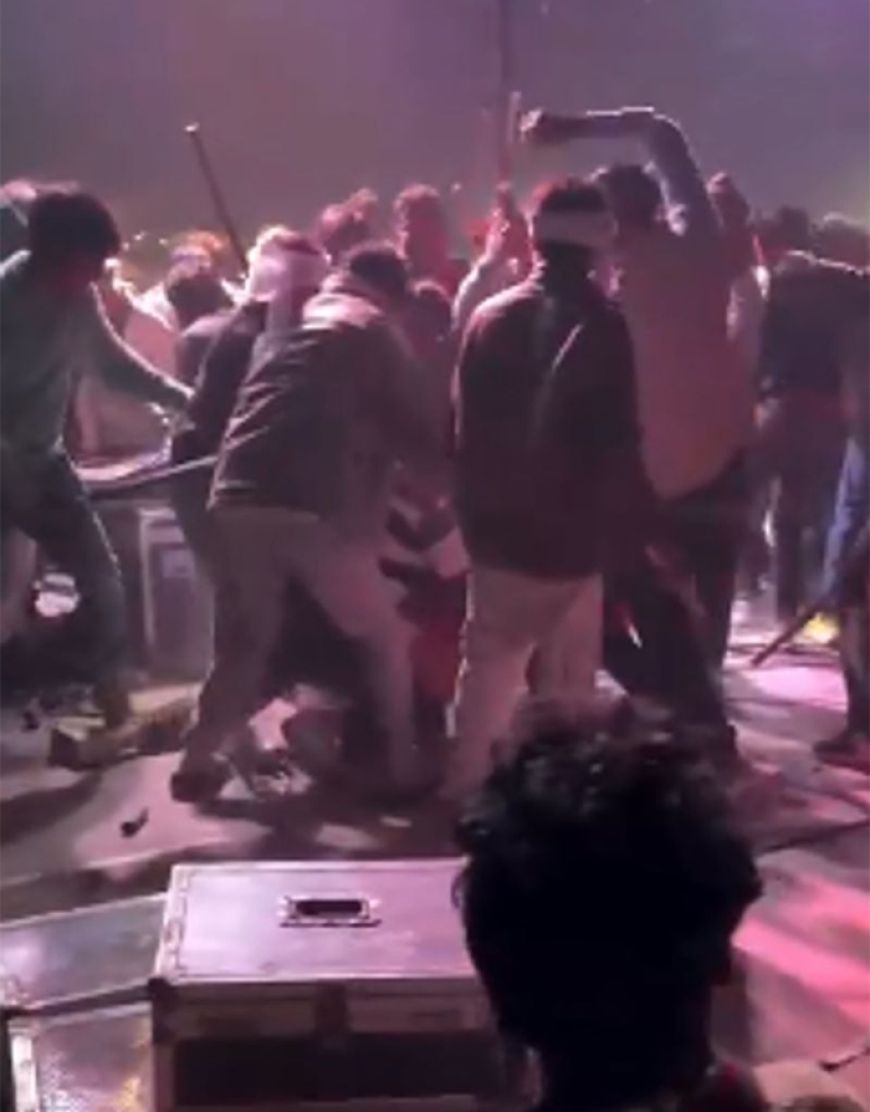 शादी के डांस में हंगामा: महिला डांसर से अभद्रता पर भड़की भीड़, युवक को लाठियों से पीटा