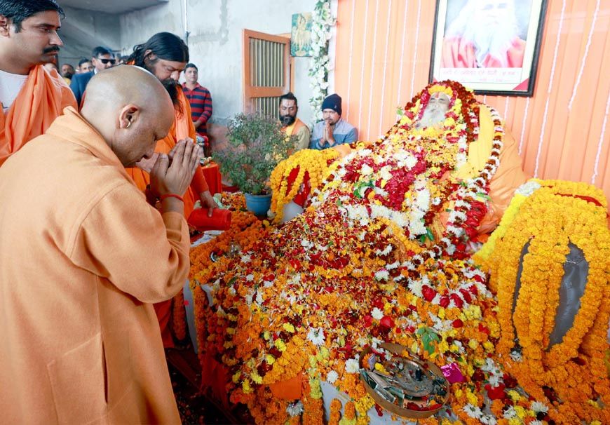 मुख्यमंत्री योगी आदित्यनाथ ने रामलला के श्रीचरणों में झुकाया शीश, हनुमानगढ़ी में भी लगाई हाजिरी