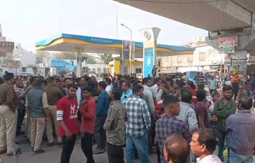 रेलवे नोटिस से 250 परिवारों पर बेघर होने का खतरा, मुख्य चौक पर फूटा जनाक्रोश