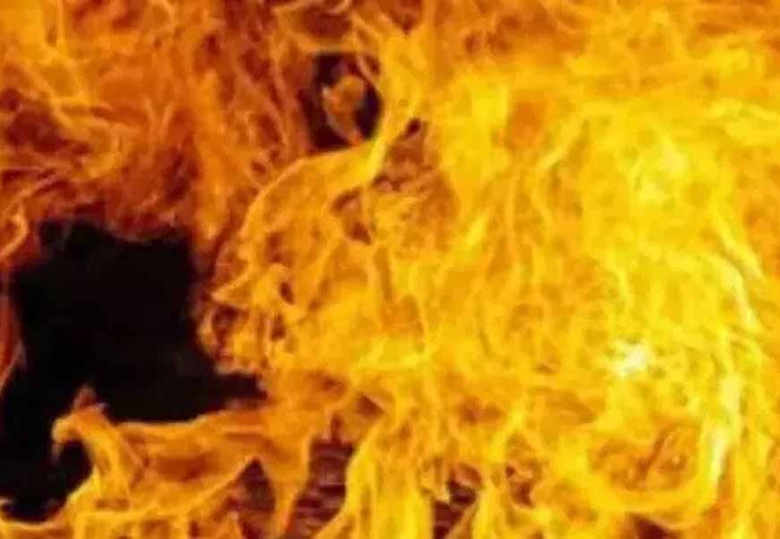 धनबाद में भीषण आग का तांडव: तीन मंजिला इमारत धूं-धूं कर जली, दो की दर्दनाक मौत