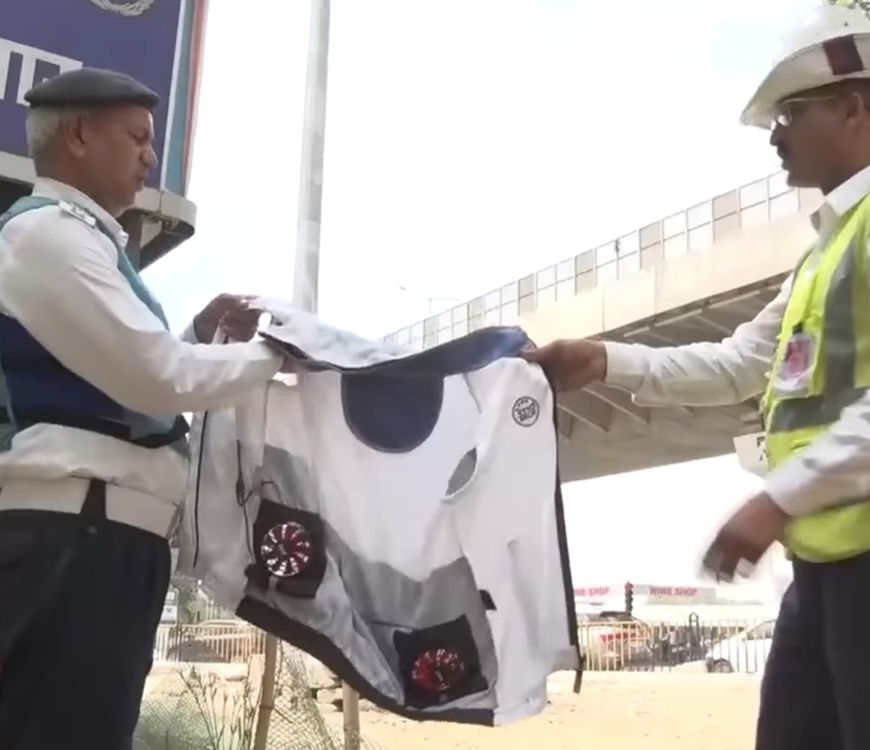 दिल्ली में बढ़ती ठंड से राहत: ट्रैफिक पुलिसकर्मियों को मास्क और गर्म कपड़े उपलब्ध