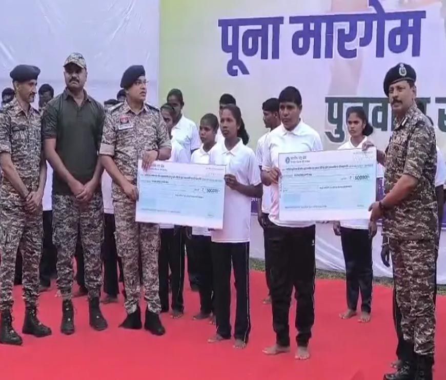 छत्तीसगढ़ में बड़ा नक्सल सरेंडर: 84 लाख के इनामी 34 नक्सलियों ने डाले हथियार, 7 महिलाएं भी शामिल