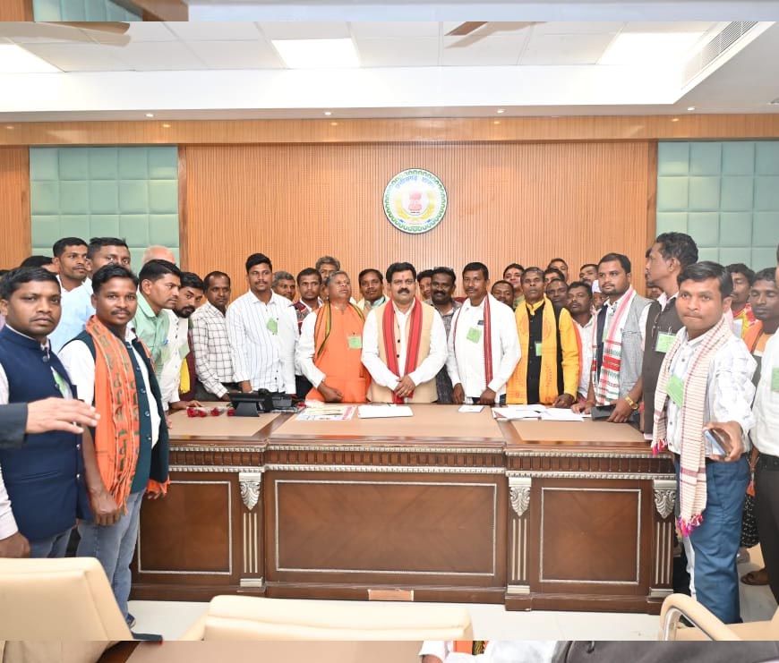 रायपुर में बस्तर संभाग के सरपंचों ने नए विधानसभा भवन में देखी लोकतांत्रिक प्रक्रिया