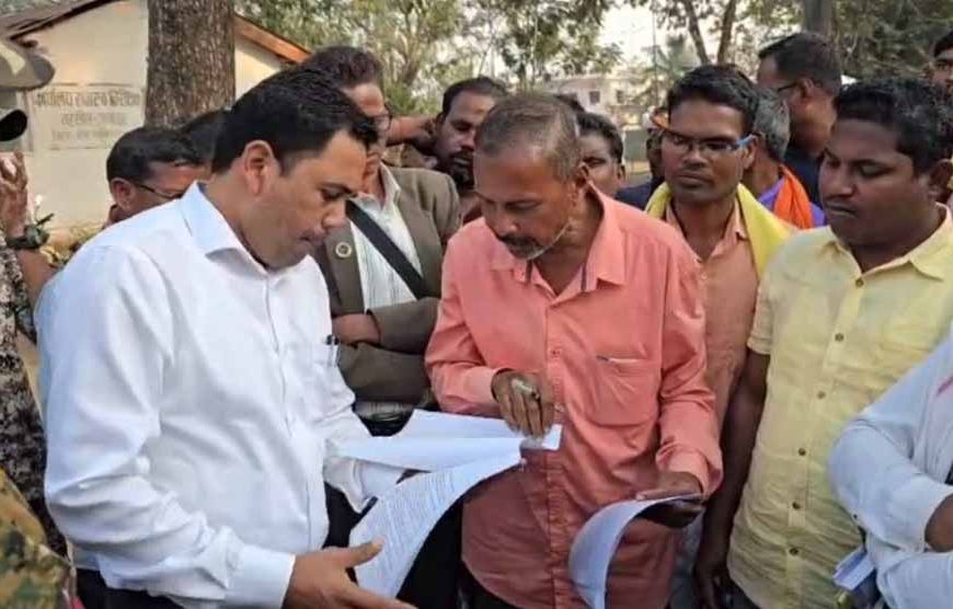 किसानों ने धान खरीदी केंद्र प्रभारियों की मनमानी के खिलाफ निकली रैली, तहसीलदार को सौंपा ज्ञापन