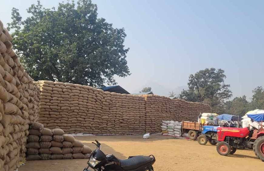 बफर लिमिट पार, मिलर नहीं उठा रहे धान, खरीदी केंद्रों पर संकट