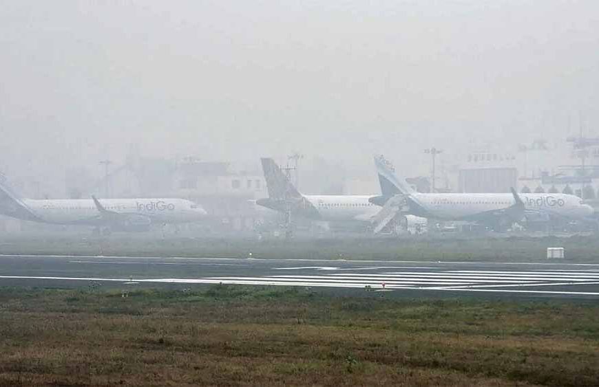 दिल्ली-NCR में घना कोहरा और स्मॉग, 22 उड़ानें रद्द, विजिबिलिटी प्रभावित