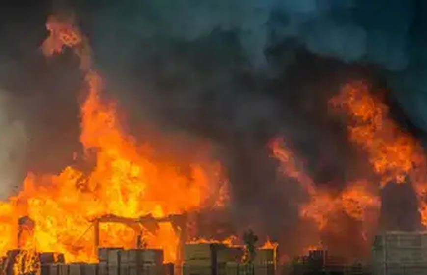 बांग्लादेश: ढाका में दंगाइयों ने 9वीं मंजिल पर फंसे 28 पत्रकारों के सामने आग लगा दी, 3 घंटे मौत के साए में गुजरे