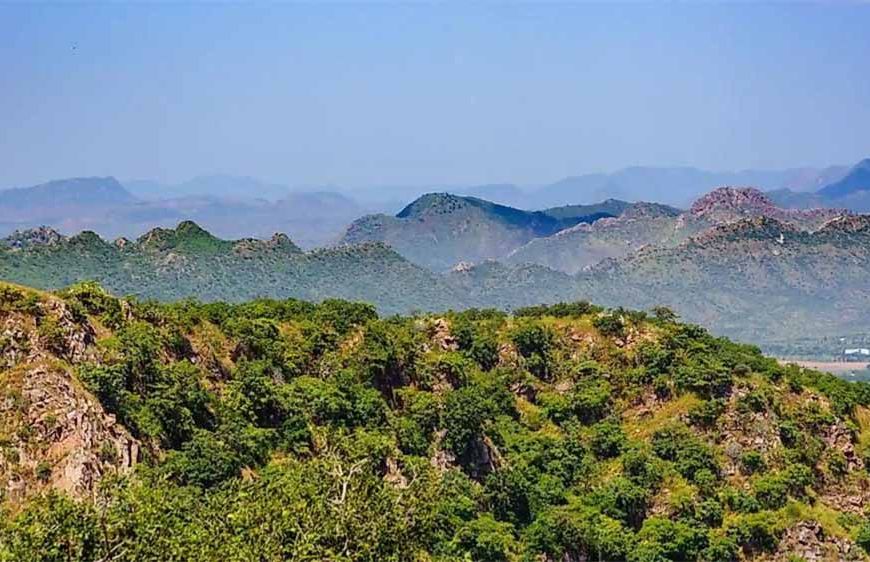 अरावली पर संकट गहराया! सुप्रीम कोर्ट के फैसले से 100 मीटर तक खनन की छूट, क्या राजस्थान रेगिस्तान की ओर बढ़ेगा?