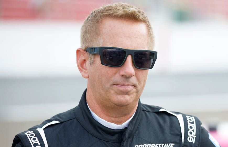 उत्तरी कैरोलिना में विमान हादसा: पूर्व NASCAR स्टार ग्रेग बिफल और परिवार समेत 7 की मौत