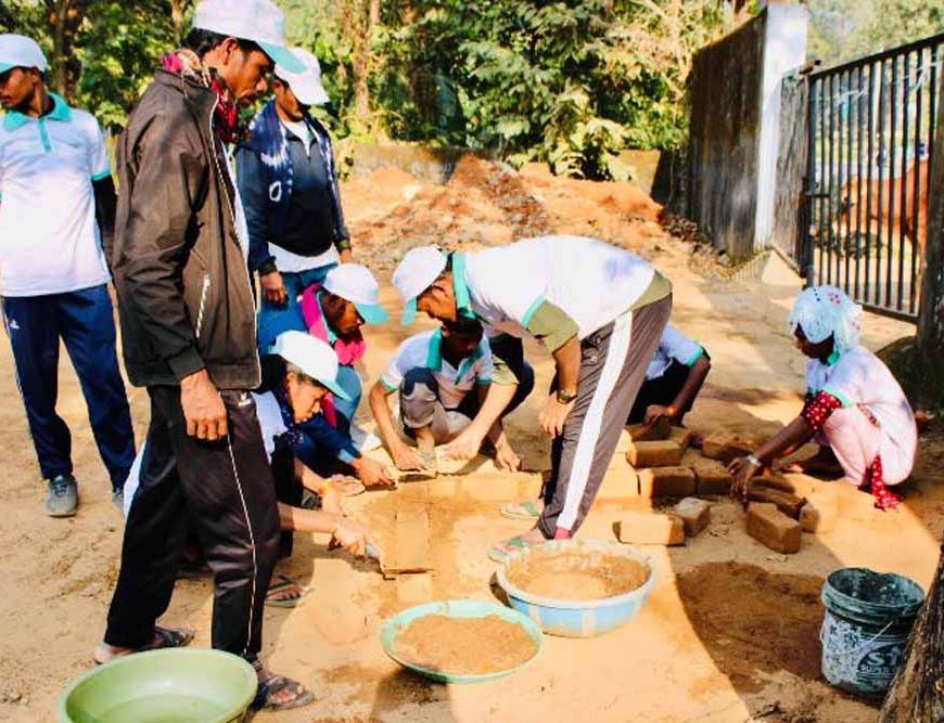 जहाँ बंदूकें खामोश हुईं, वहाँ भविष्य की नींव रखी जा रही है, पुनर्वास केंद्र में 35 आत्मसमर्पित नक्सली बने राजमिस्त्री