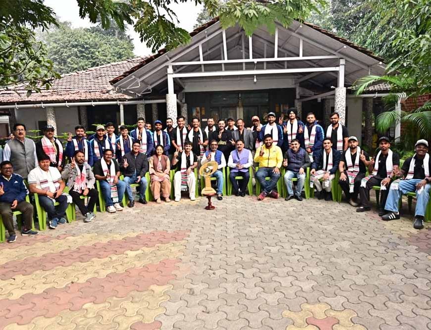 सैयद मुश्ताक अली ट्रॉफी जीतने वाली टीम ने CM हेमंत सोरेन से की मुलाकात, खिलाड़ियों का शॉल ओढ़ाकर सम्मान