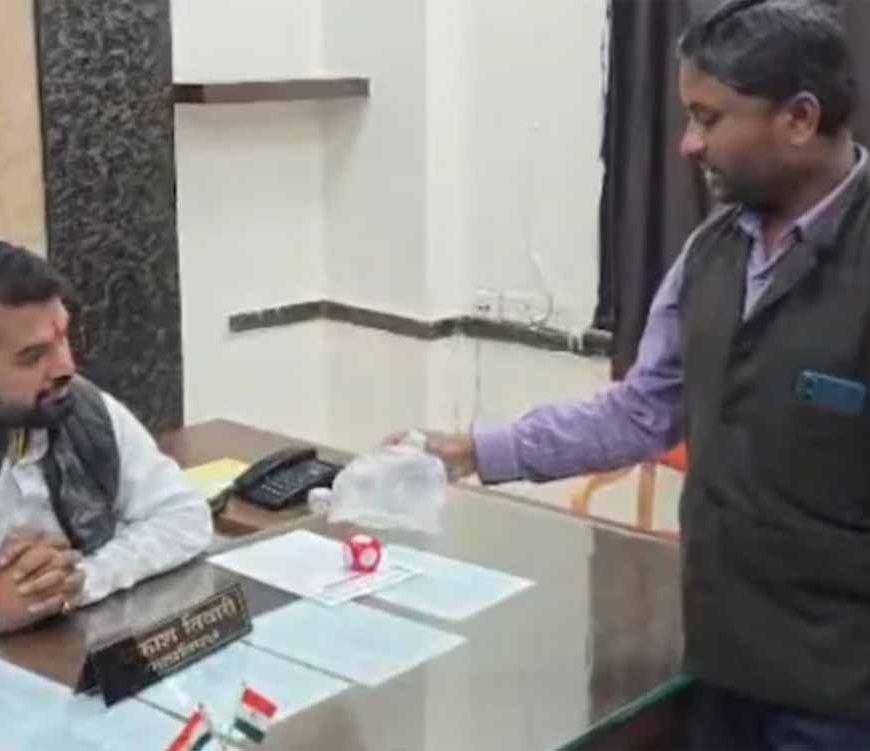 मच्छरों से परेशान नागरिक का अनोखा विरोध: काटने वालों को मारकर थैले में भरकर नगर निगम पहुँचा