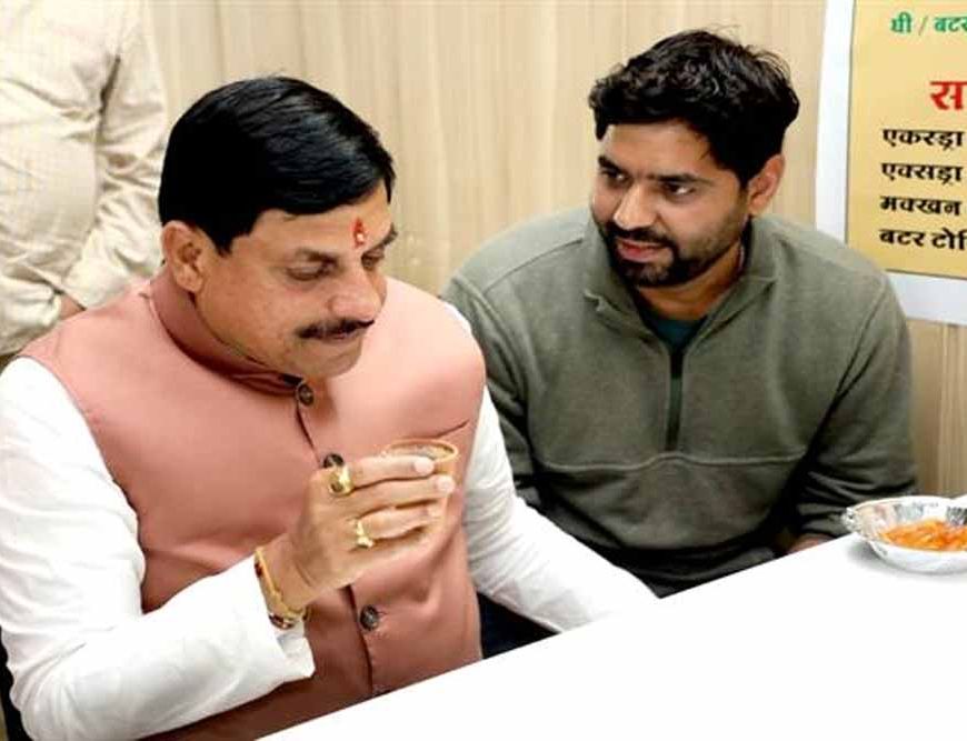 मुख्यमंत्री ने इंदौर में इंदौरी पोहा जलेबी का लिया लुत्फ