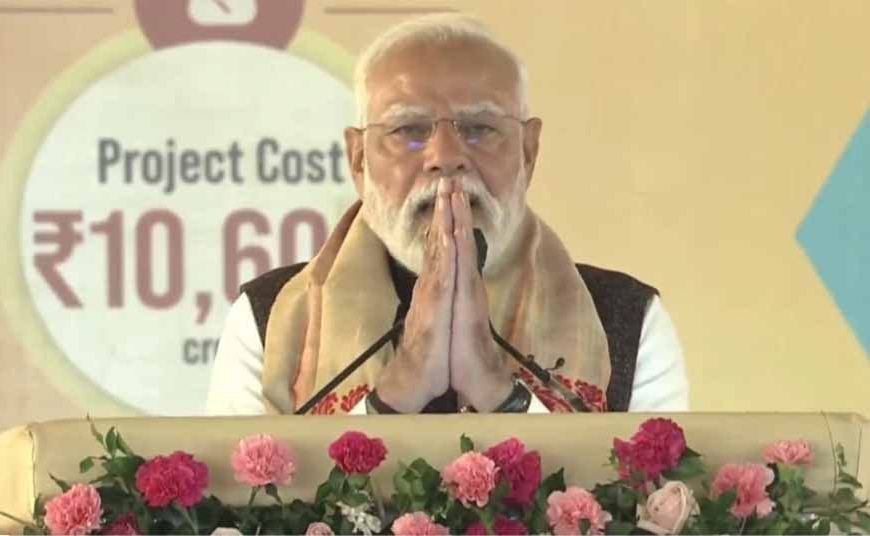 पीएम मोदी का असम दौरा: डिब्रूगढ़ में यूरिया प्लांट का उद्घाटन, बोले– कांग्रेस ने बसाए बांग्लादेशी घुसपैठिए