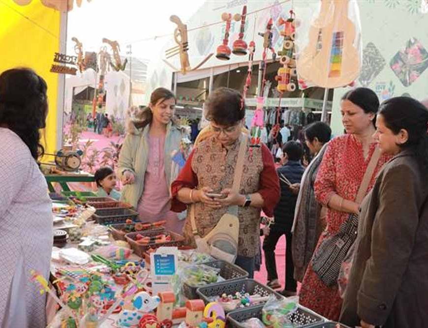 आयुर्वेदिक चिकित्सकों और नाड़ी वैद्यों से परामर्श के लिए उमड़ी भीड़