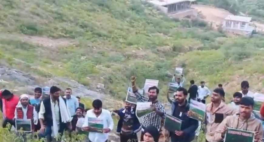 अरावली बचाओ आंदोलन तेज: ग्रामीणों ने पहाड़ियों पर चढ़कर किया विरोध प्रदर्शन, क्या हैं प्रमुख मांगें?