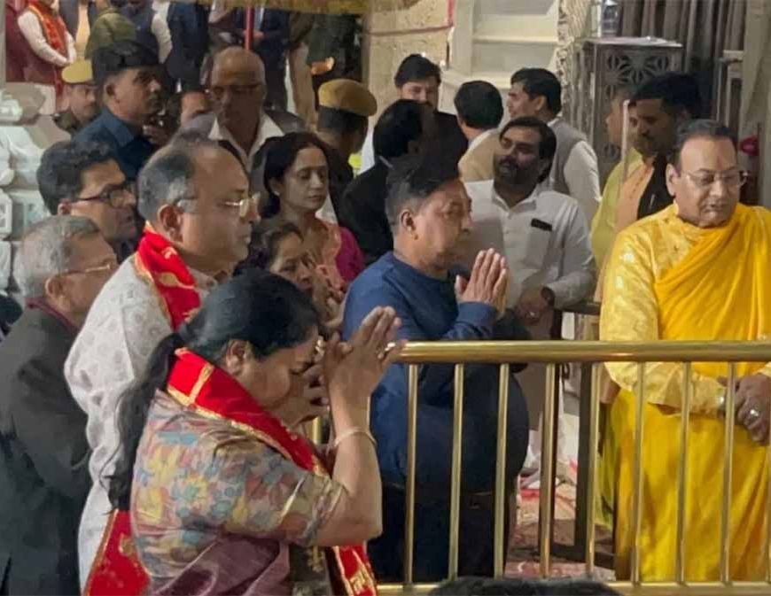 दिल्ली CM रेखा गुप्ता ने परिवार सहित किए मेहंदीपुर बालाजी के दर्शन, अर्चना की विशेष पूजा
