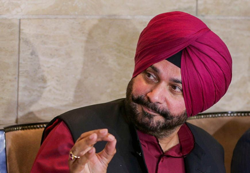नवजोत सिंह सिद्धू का विरोधियों को करारा संदेश: 'बाज की तरह जीता हूं, स्नानघर के कबूतर नहीं