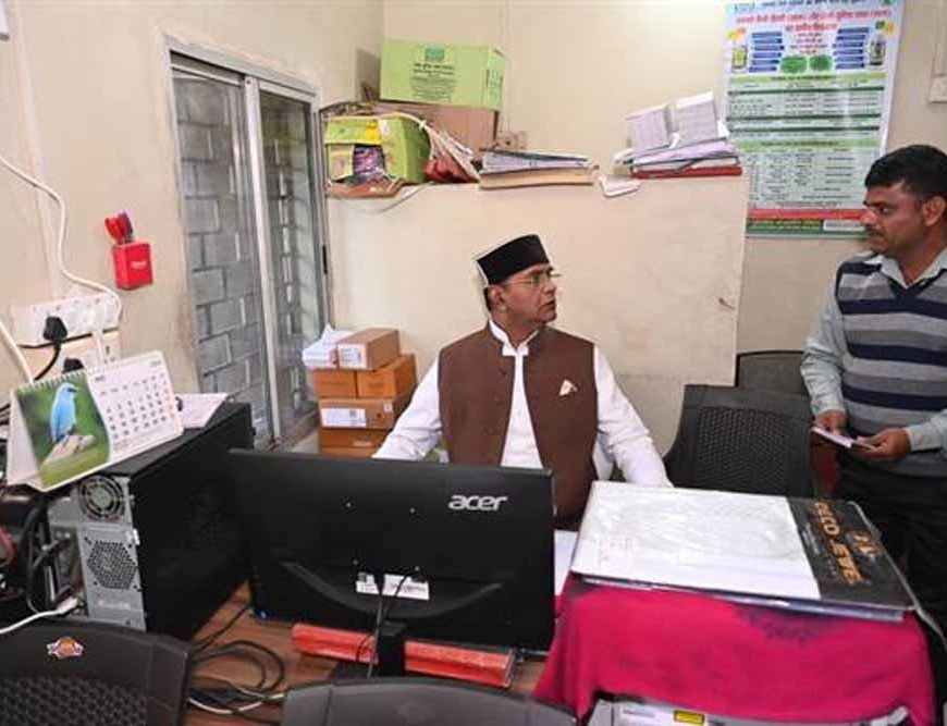मंत्री सारंग ने पांढुर्णा के बोरगांव स्थित सेवा सहकारी समिति का किया औचक निरीक्षण