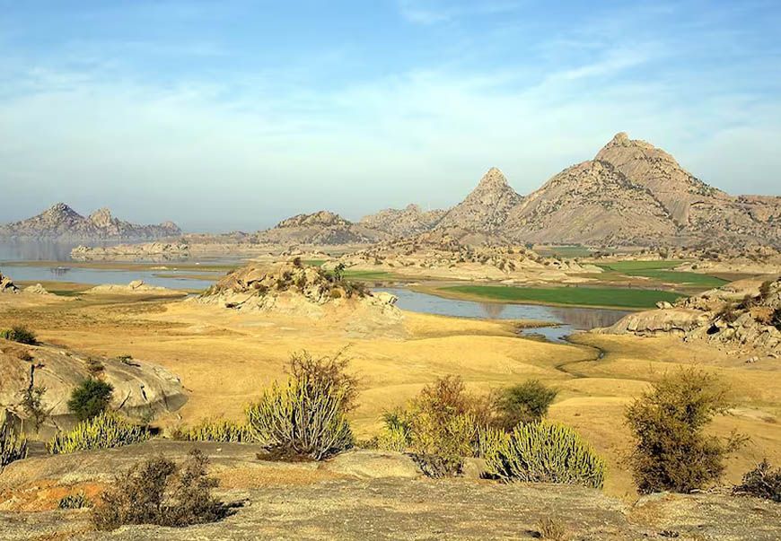 अरावली पहाड़ियों की नई परिभाषा: 100 मीटर ऊंचाई का फॉर्मूला क्या है और क्यों उठे सवाल?