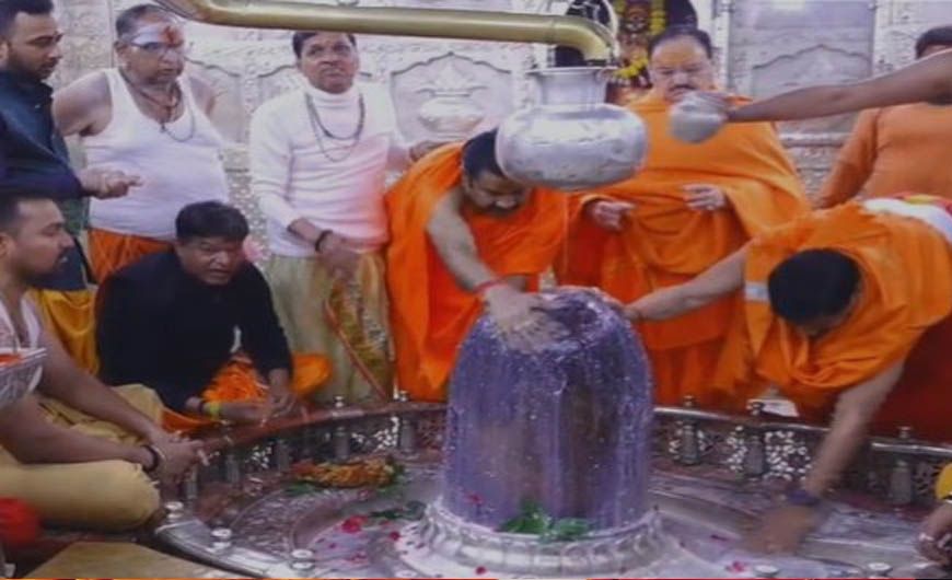 महाकाल के अन्नक्षेत्र में जेपी नड्डा और CM मोहन यादव ने स्वयं उठाई प्रसादी की थाली