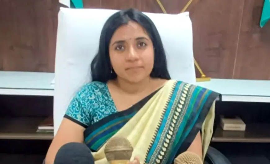 खरगोन कलेक्टर भव्या मित्तल ने 4 बाबुओं को राहत घोटाले में टर्मिनेट किया