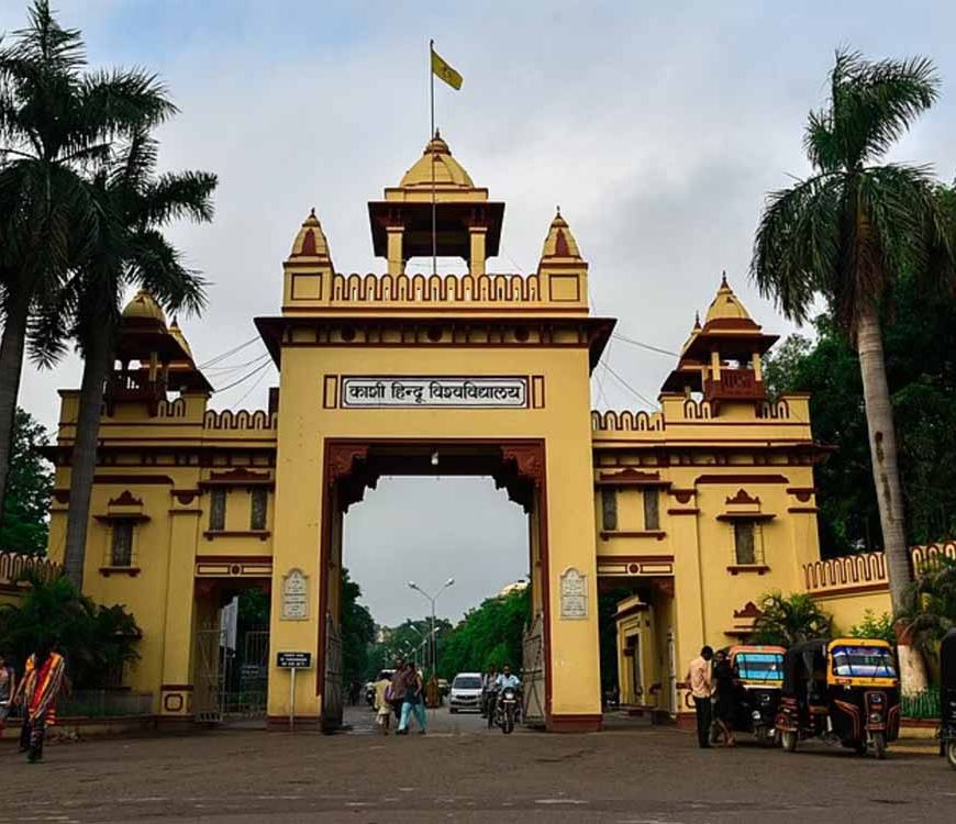 12 साल बाद जिंदा लौटा ‘मुर्दा’: BHU में काग़ज़ों में मृत व्यक्ति खुद की पेंशन रुकवाने पहुंचा दफ्तर